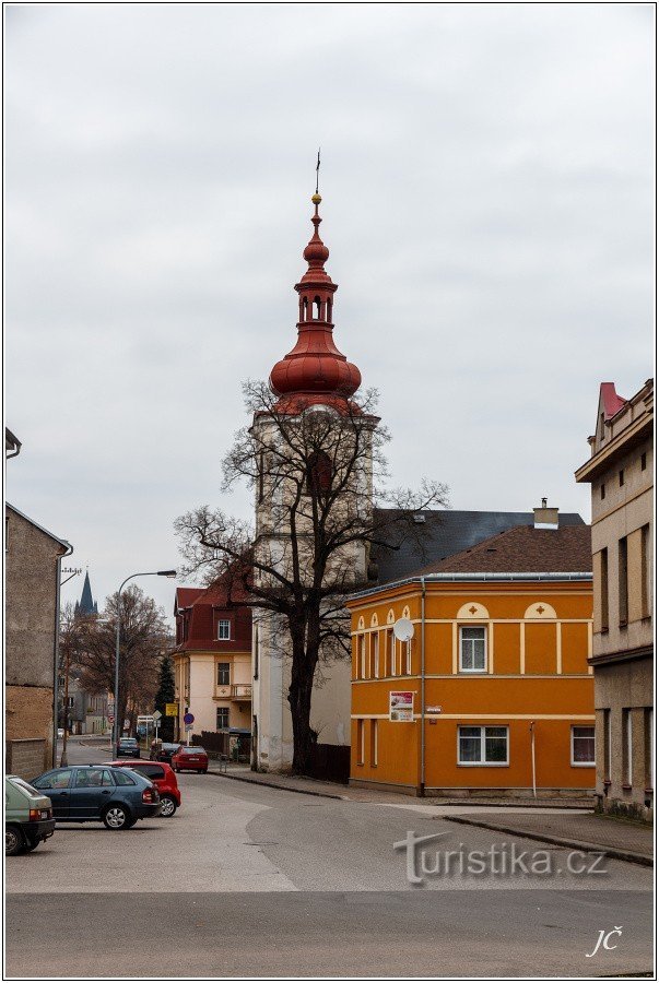 1-Dvůr Králové nad Labem, Kirche St. Kreuze von der Brücke über die Elbe aus gesehen