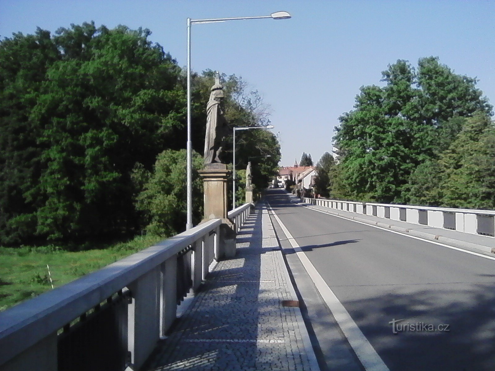 1. Reichsbrücke von Karel Burka von Sedlce nach Prčice mit Statuen des hl. Florian und St.