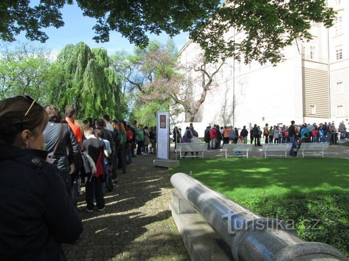 1. File d'attente pour l'exposition