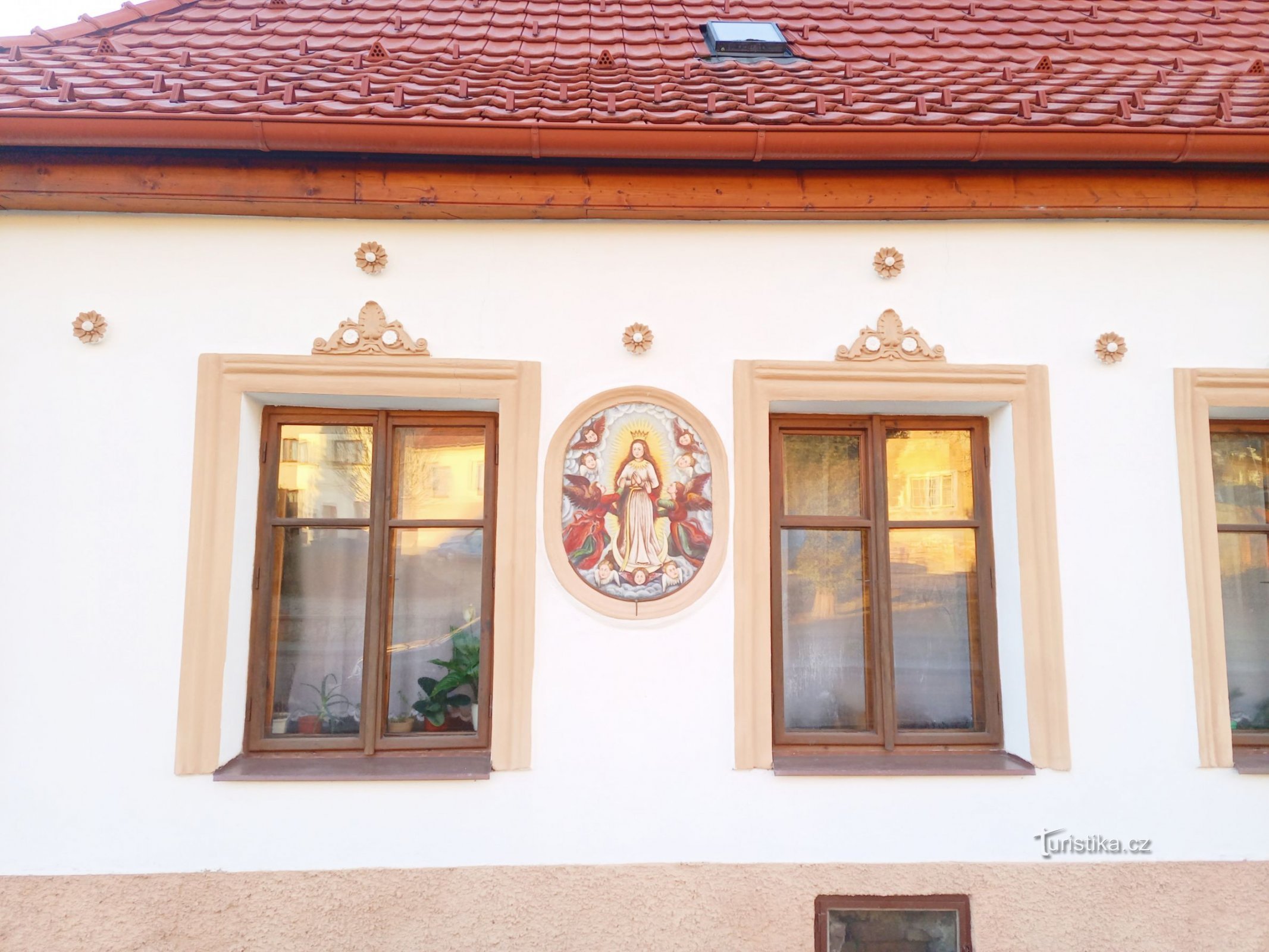 1. Ein schönes Wandbild an einem Haus auf dem Platz