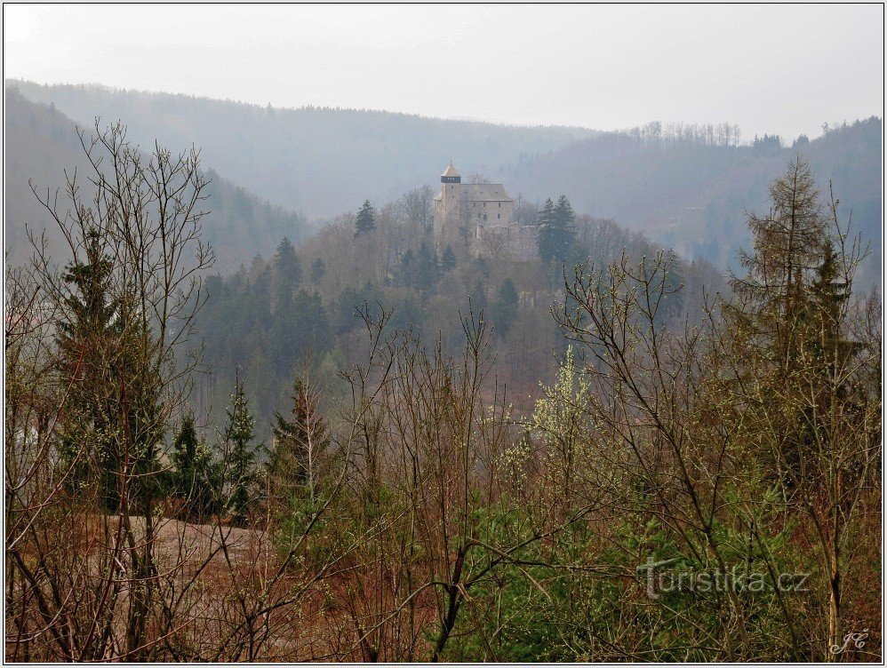 1-Schloss Litice vom Rand des Steinbruchs