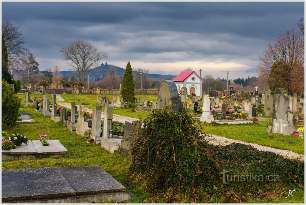 1-Cimitero a Libun, dietro Trosky