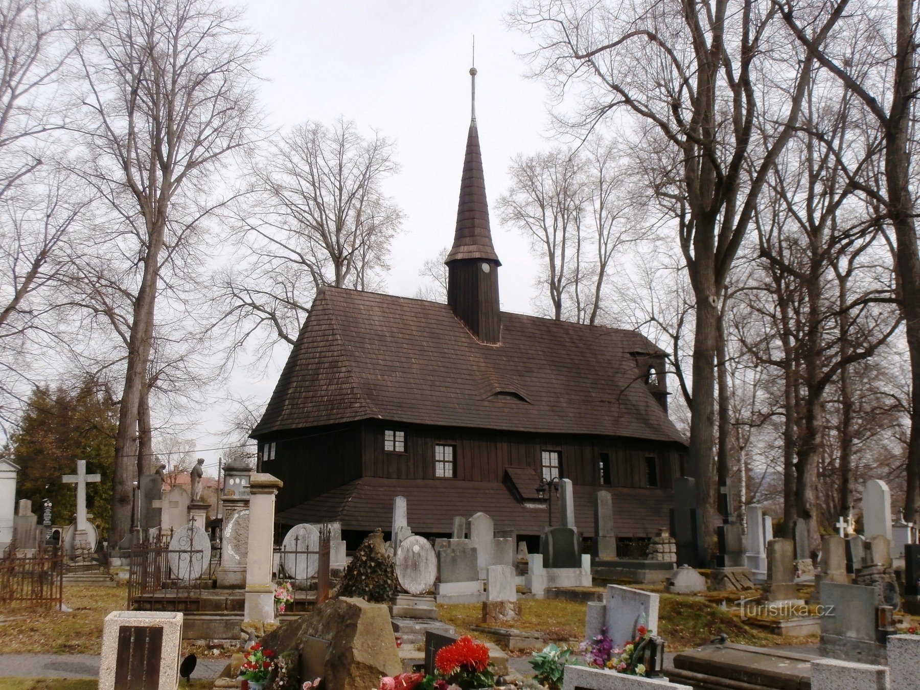 1. Jomfru Marias trækirke på kirkegården