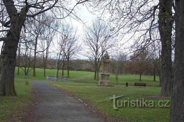 1. Vamos a la Columna de la Santísima Trinidad en el Jardín del Castillo