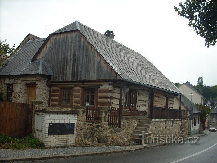 1. Eine der alten Hütten gegenüber der Statue des hl. J. Nepomucký