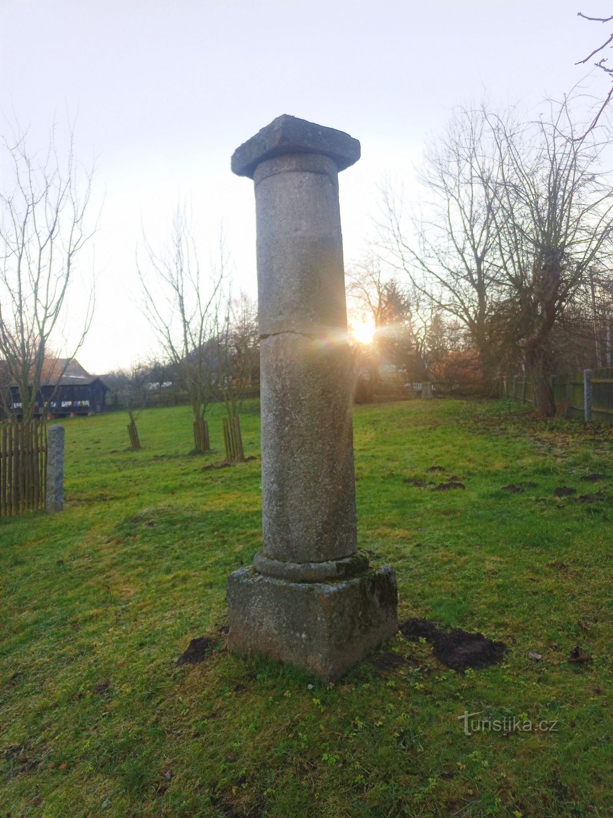 1. Marco de pedra na entrada da área