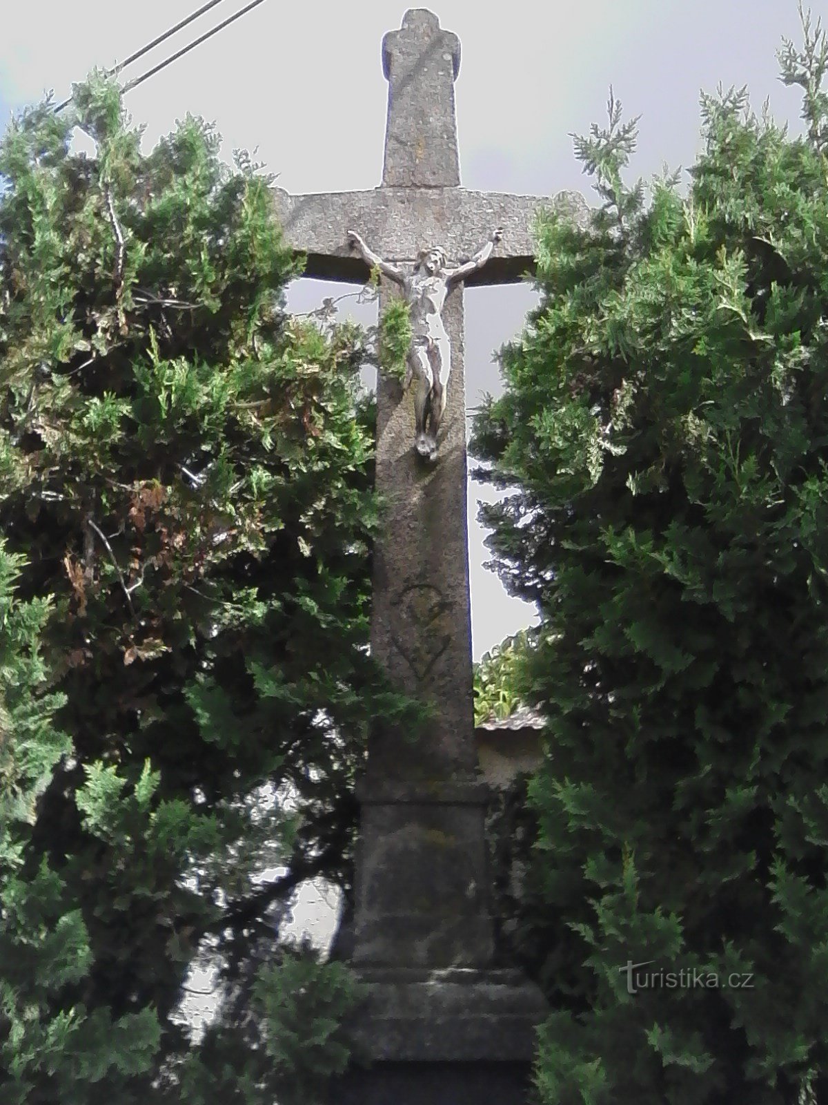 1. Rzeźbiony kamienny krzyż z kielichem z 1856 r. w Nechvalicach.