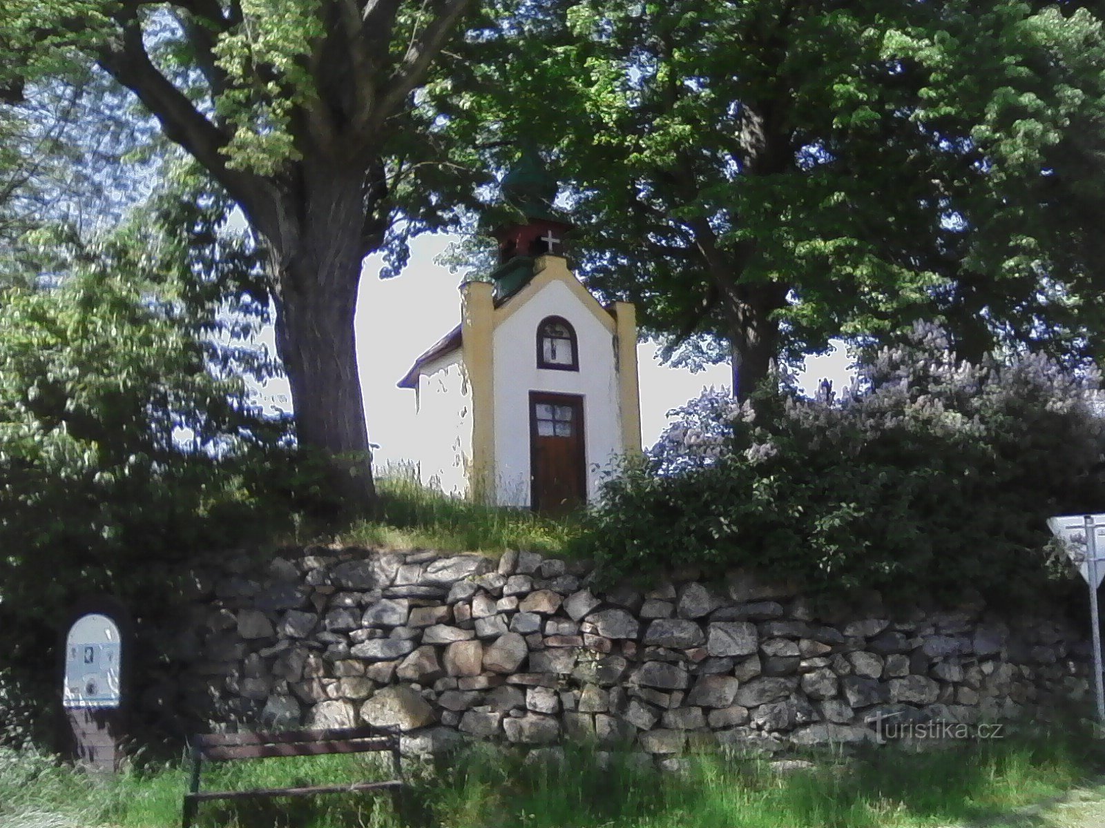 1. Nhà nguyện St. Anne ở Uhřice giữa hai cây vôi.