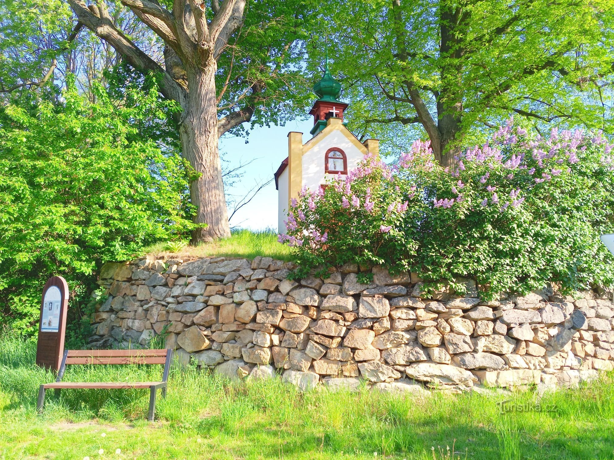 1. Capilla de St. Anna en Uhřice en brazos de lilas en flor