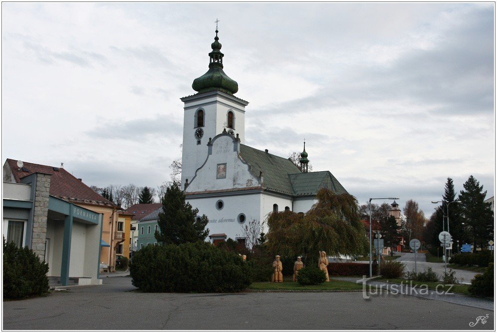 1-Igreja na praça em Volary