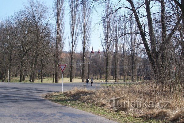 1. Kerk van St. Jacobus de Oudere in Světec vanaf het kruispunt