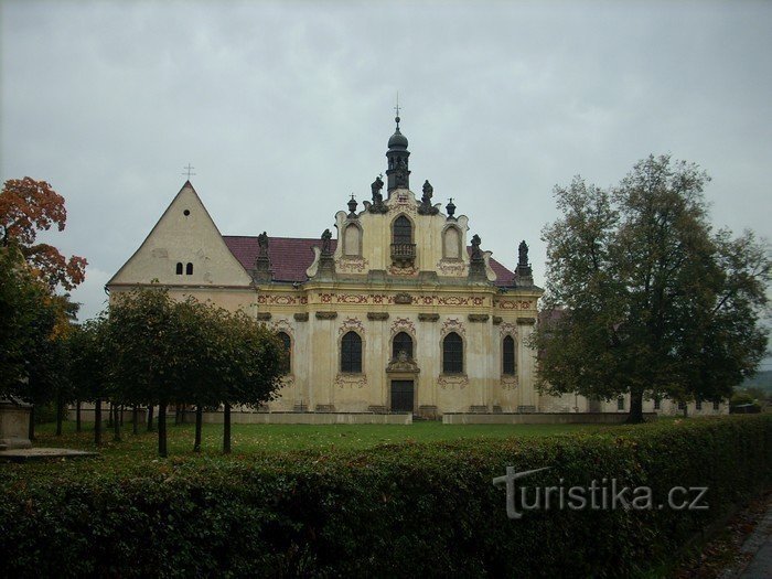 1. Nhà thờ Thánh Ba Vua và Nhà nguyện Thánh Anne, nơi có chiếc áo choàng