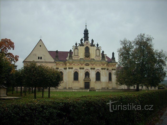 1. Kościół św. Trzech Króli i kaplica św. Anny, w której znajduje się lapidarium