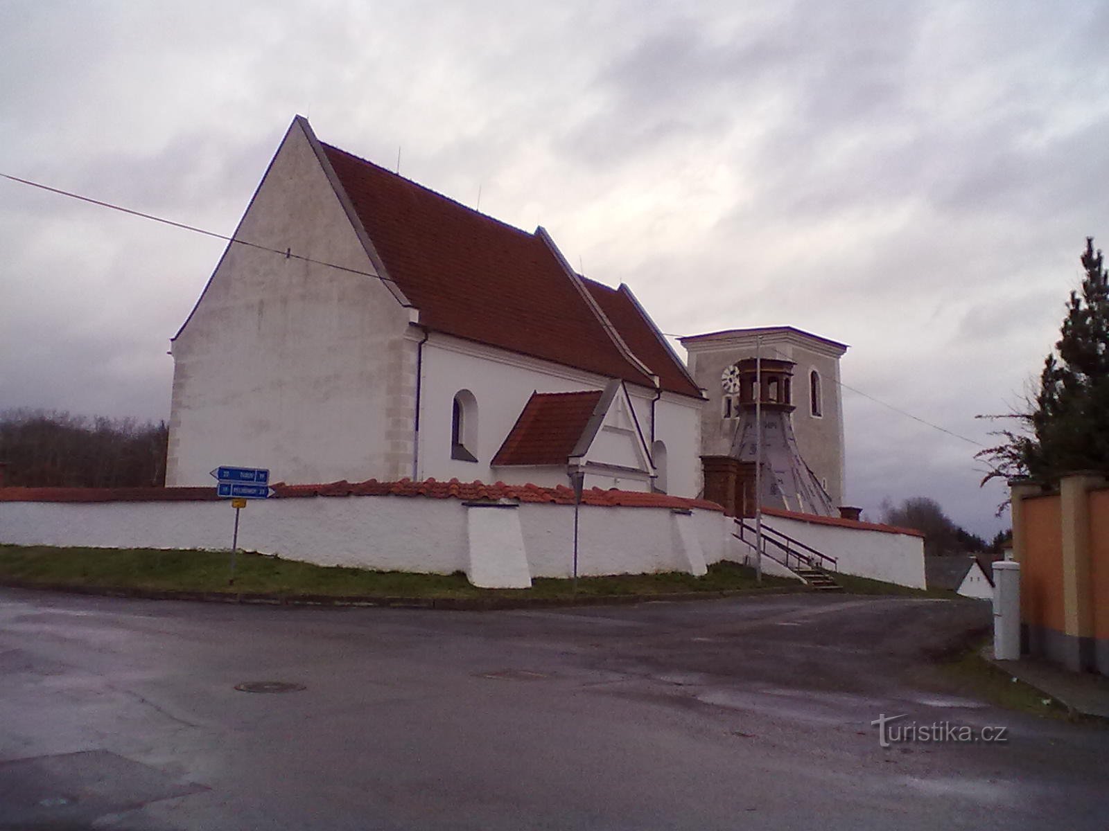 1. Kostel v Obratani. Bez báně na zvonici je tak poněkud neúplný.
