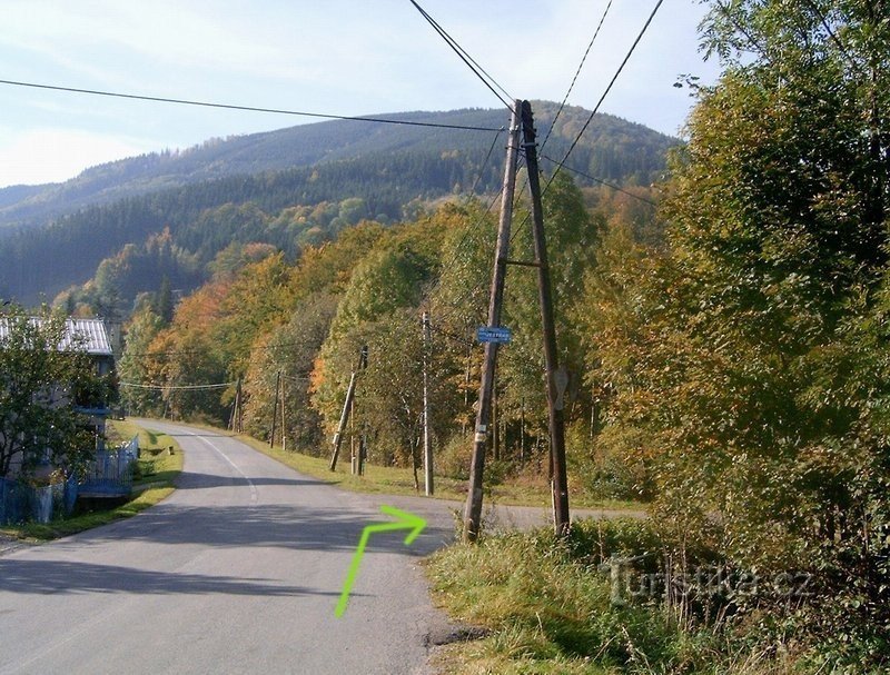 (1) Krásná, nach dem Pfeiler an der Kurve rechts abbiegen