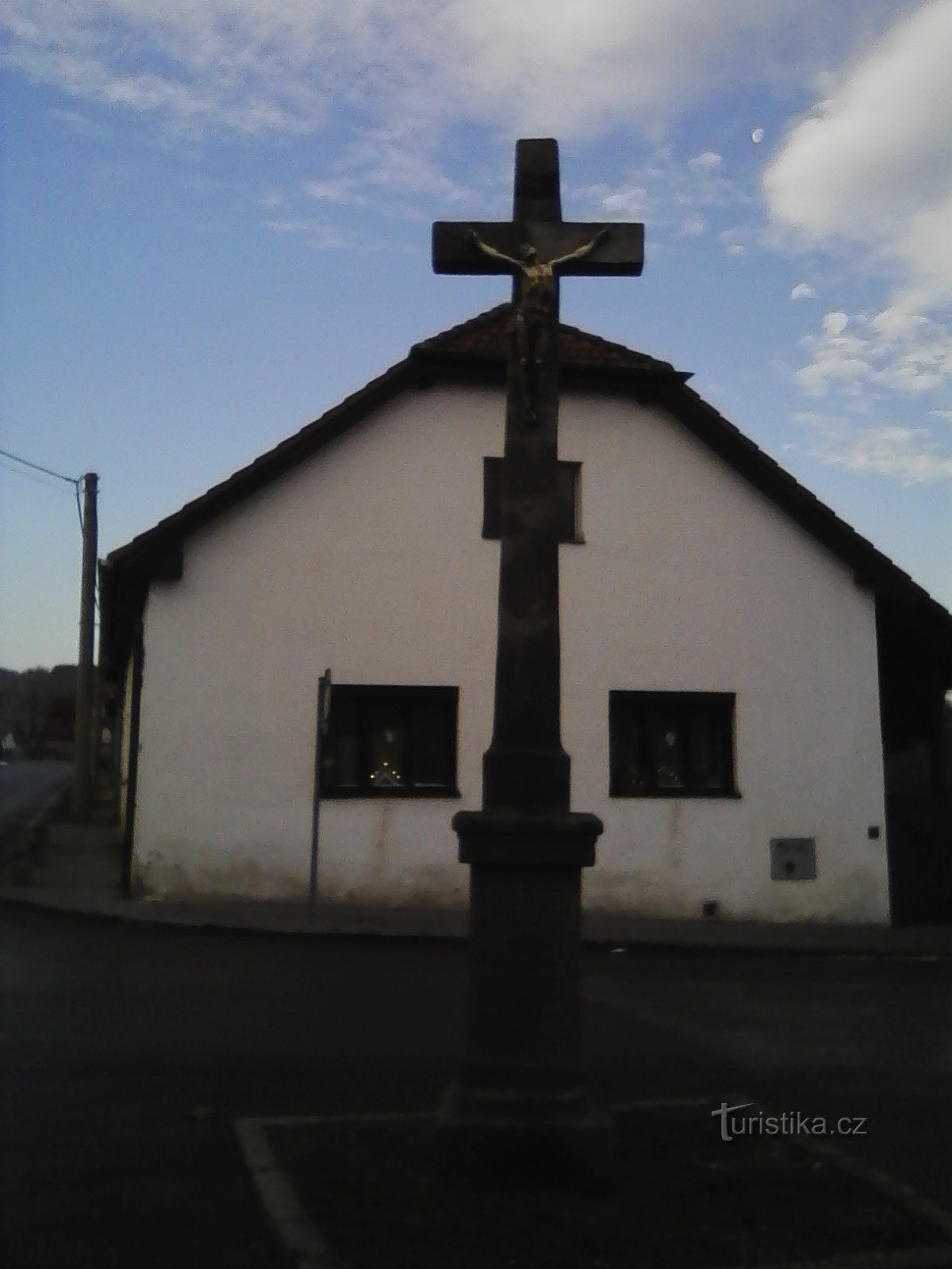1. Kreuz am Ende des Sattels.