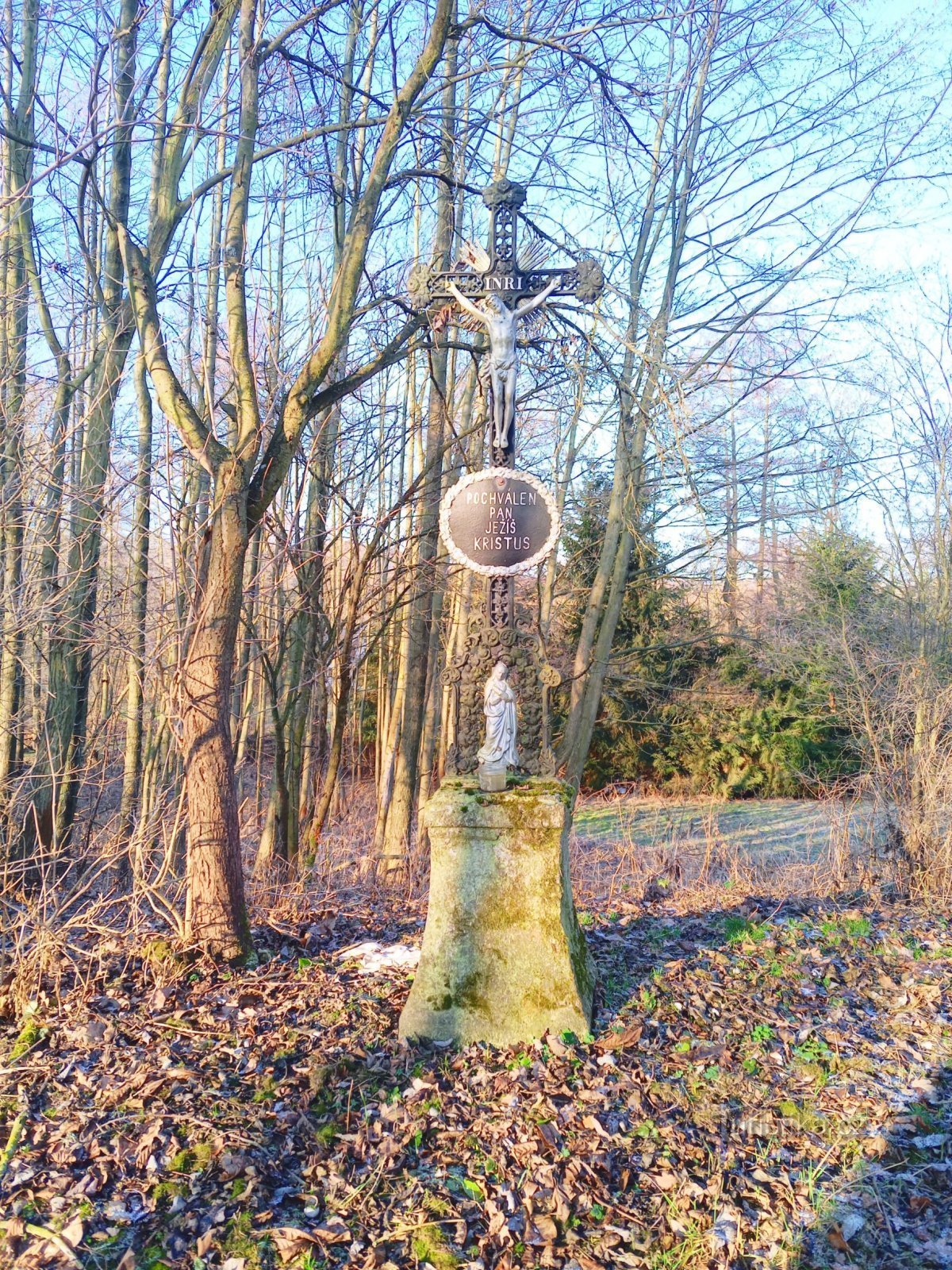 1. La cruz de camino a la cabaña U Kocourků