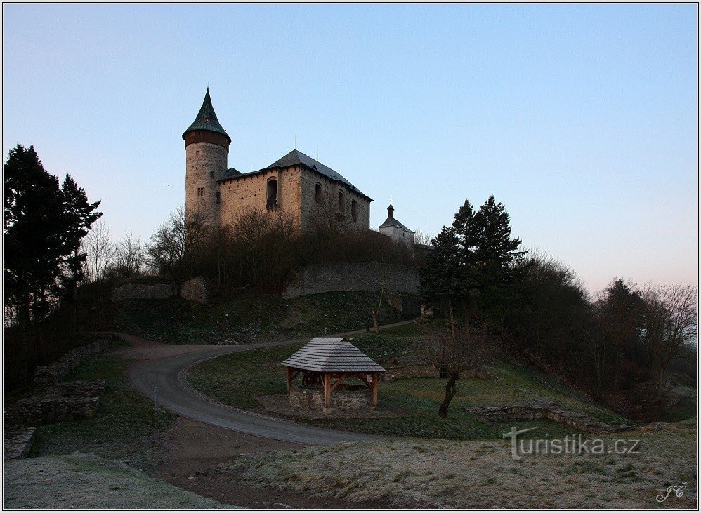 1-Kunětická hora, dvorac i bunar