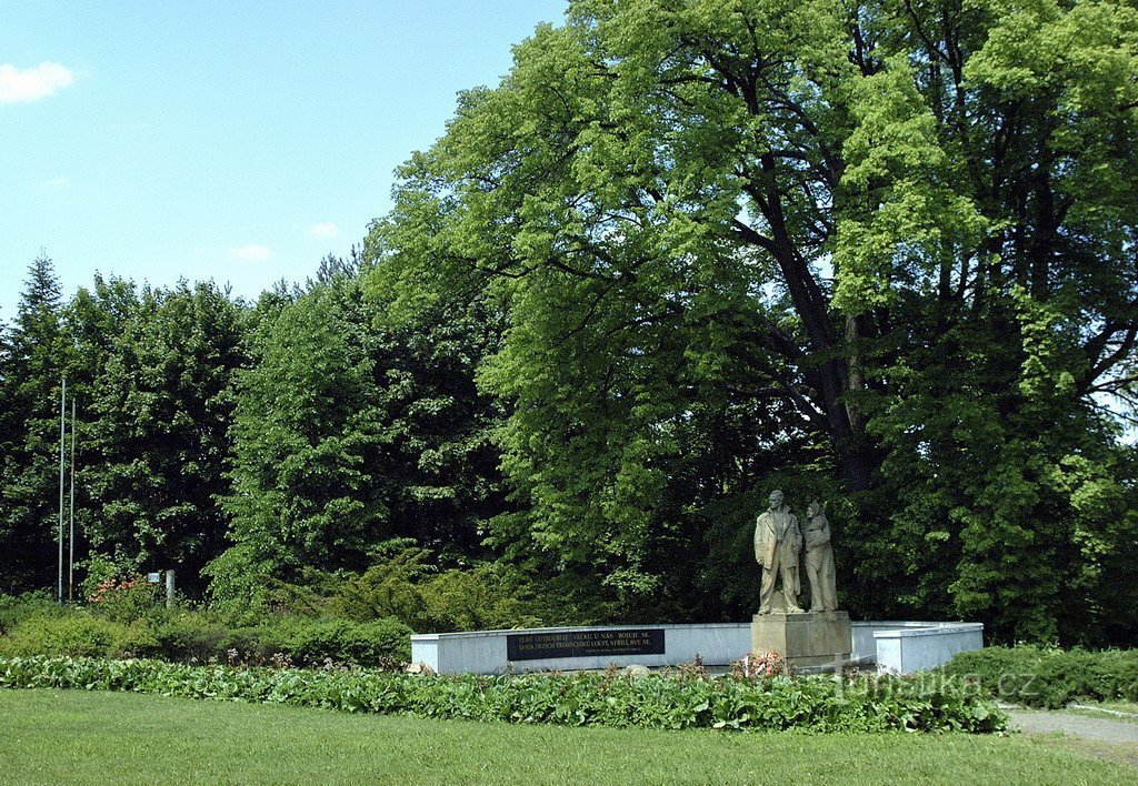 1. Leskovický-monument til minde om afbrændingen af ​​landsbyen i foråret 1945.