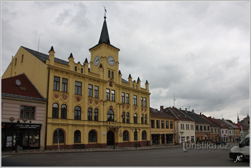 1-Lomnice nad Popelkou, tér