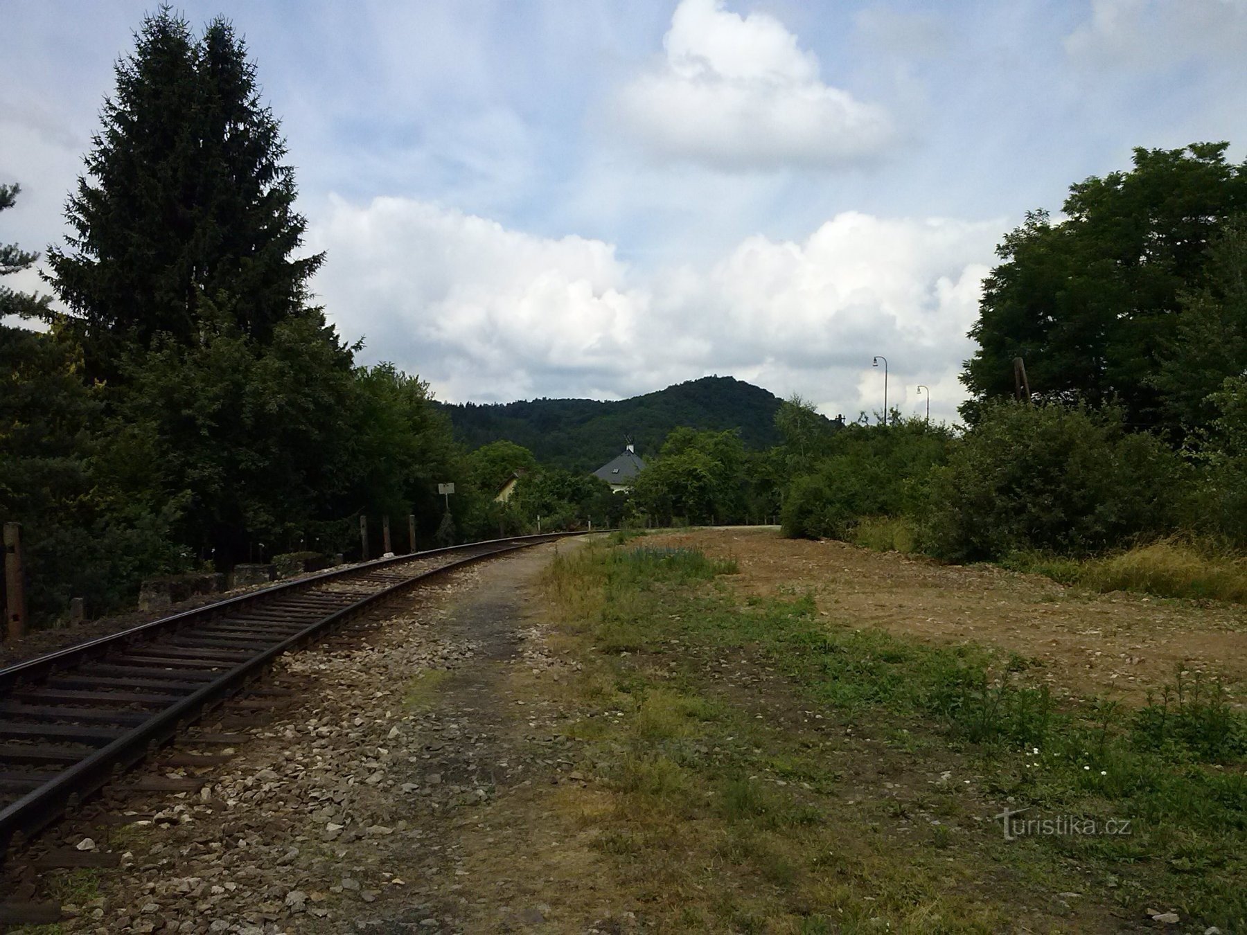 1. Κατευθυνόμαστε προς το τρένο για Týnec nad Sázavou - Medník στο βάθος ξανά