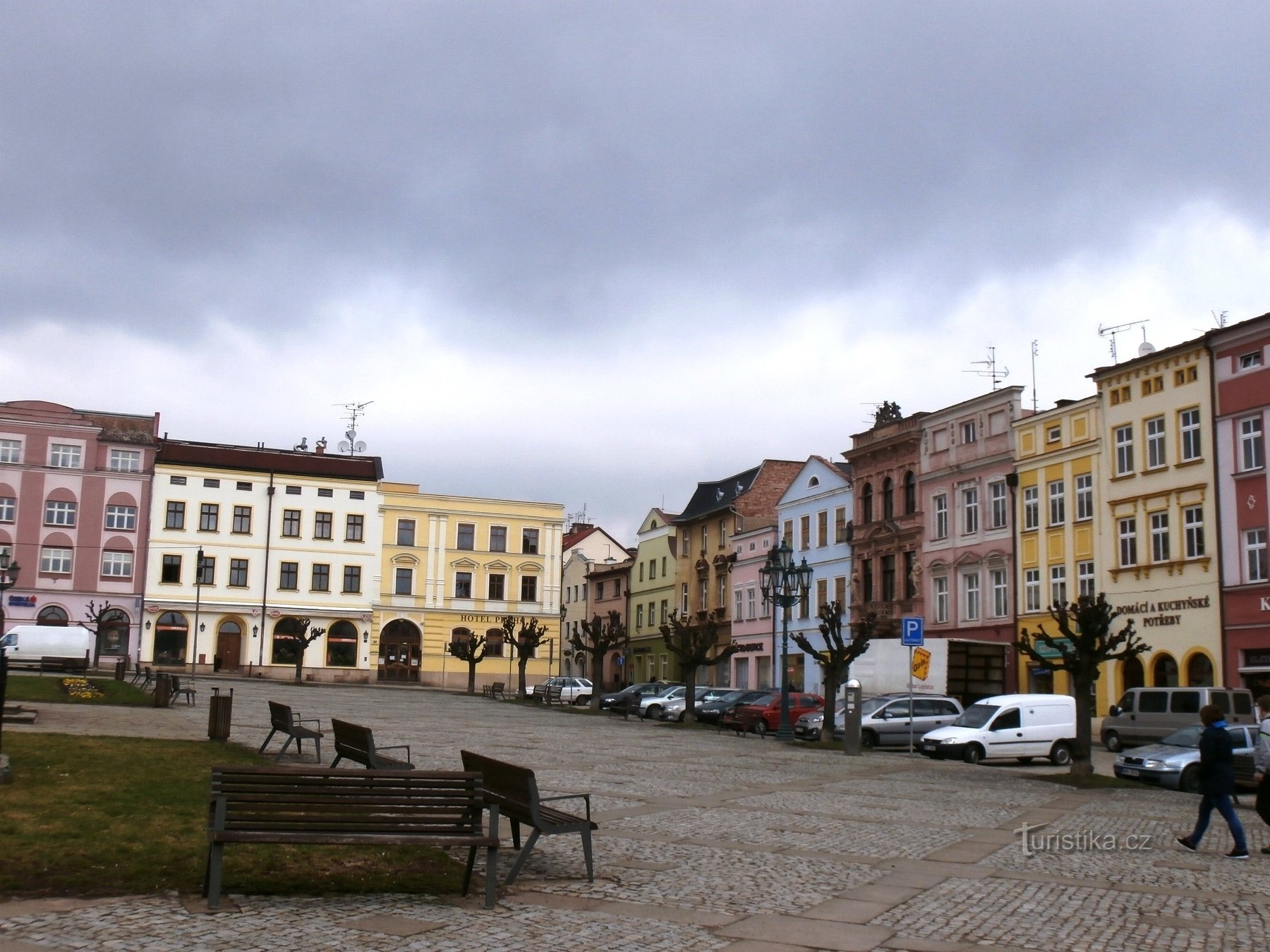 1. Mírové náměstí mit Blick nach links auf die Prager Hotelgebäude