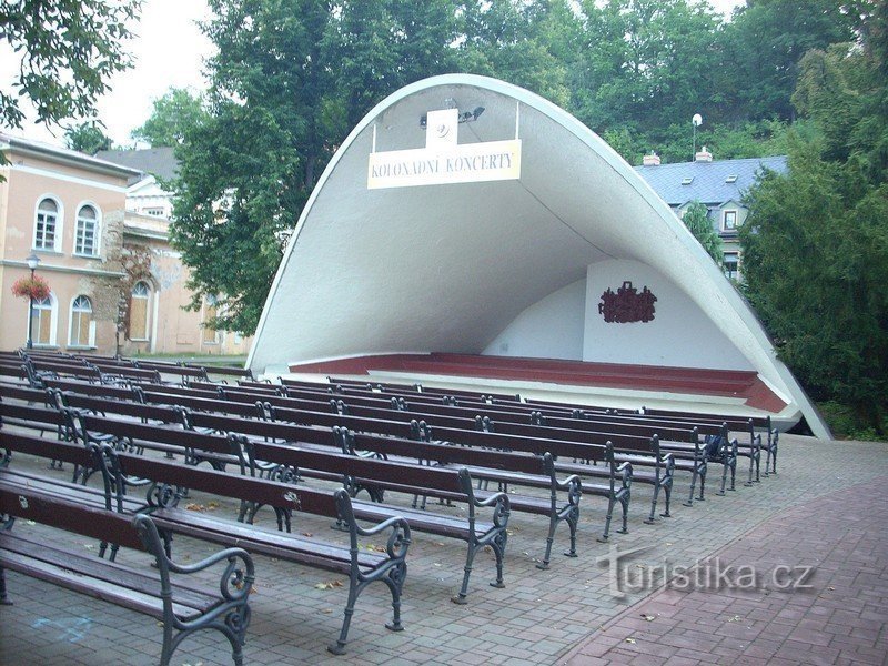 1. 举办水疗音乐会的 Šanovský 公园的贝壳