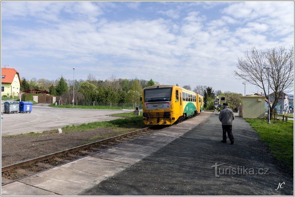 1-Jičín 駅で - 停車