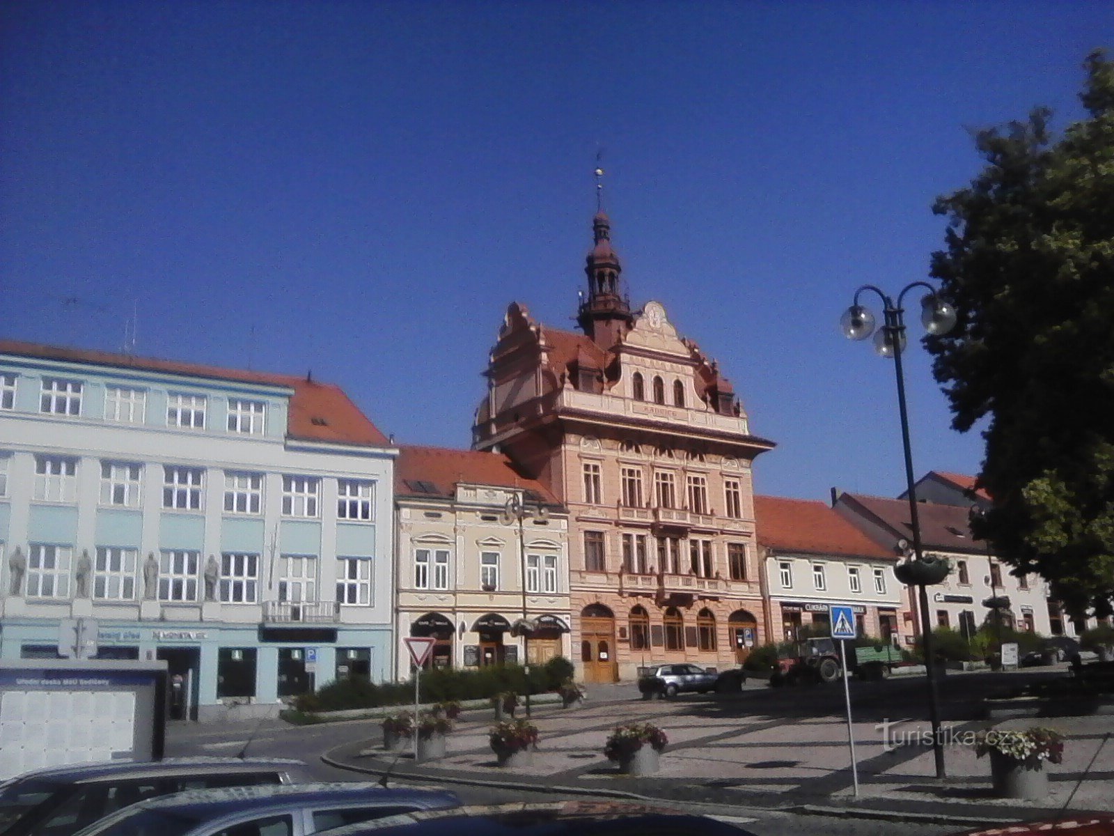1. Platz in Sedlčany mit dem Rathaus.