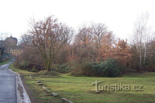 1. Rechts de joodse begraafplaats in Sobědruhy - achter de struiken