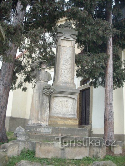 1. Monumento a las víctimas de la Primera Guerra Mundial en Žim cerca de la iglesia