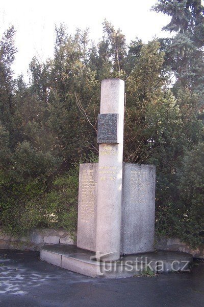 1. Monumento ai caduti della seconda guerra mondiale a Duchcov presso lo stagno Barbora