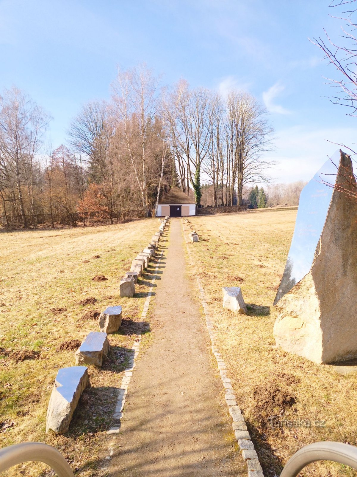 1. Památník obětem holocaustu v neobvyklé podobě je tvořen 53 kameny lemujícími 