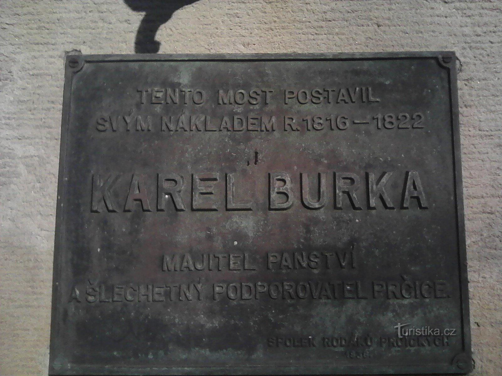 1. Mindeplade på Karel Burkas Prčice-bro.