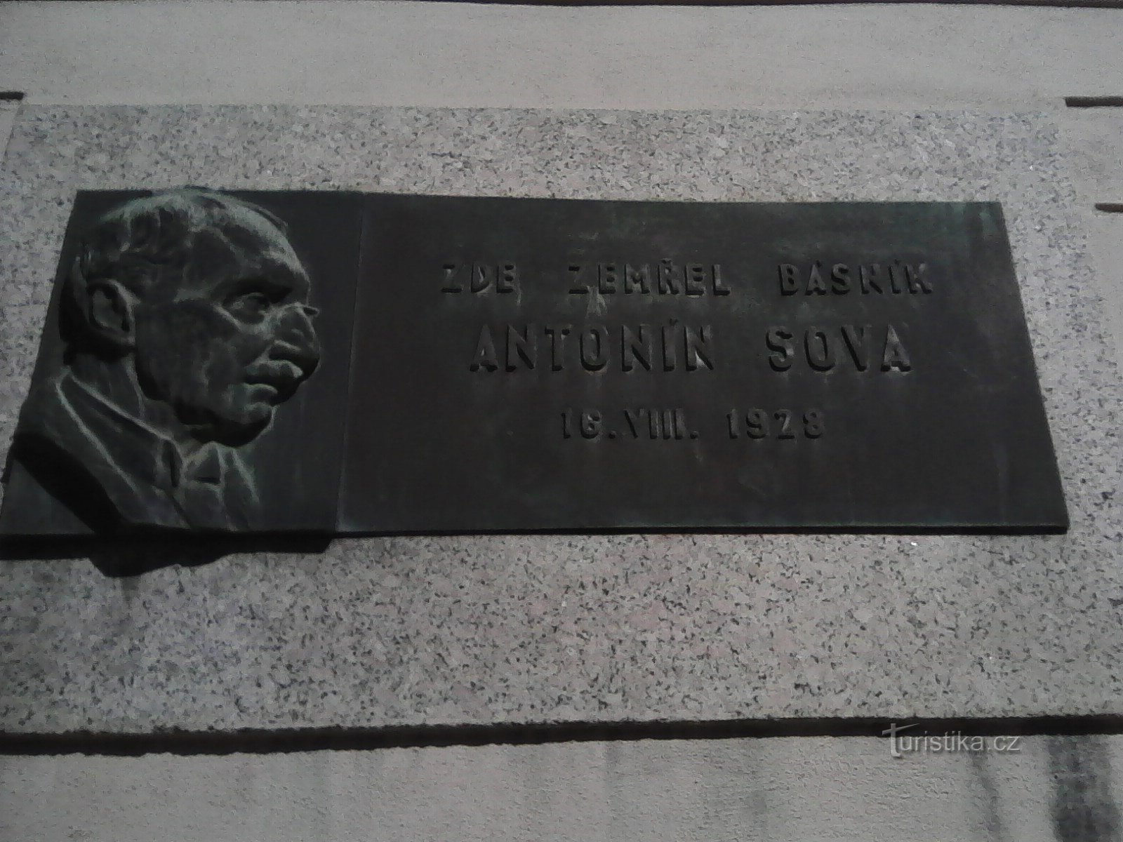1. Targa commemorativa ad Antonín Sova, eminente originario di Pacov, nell'omonima via.