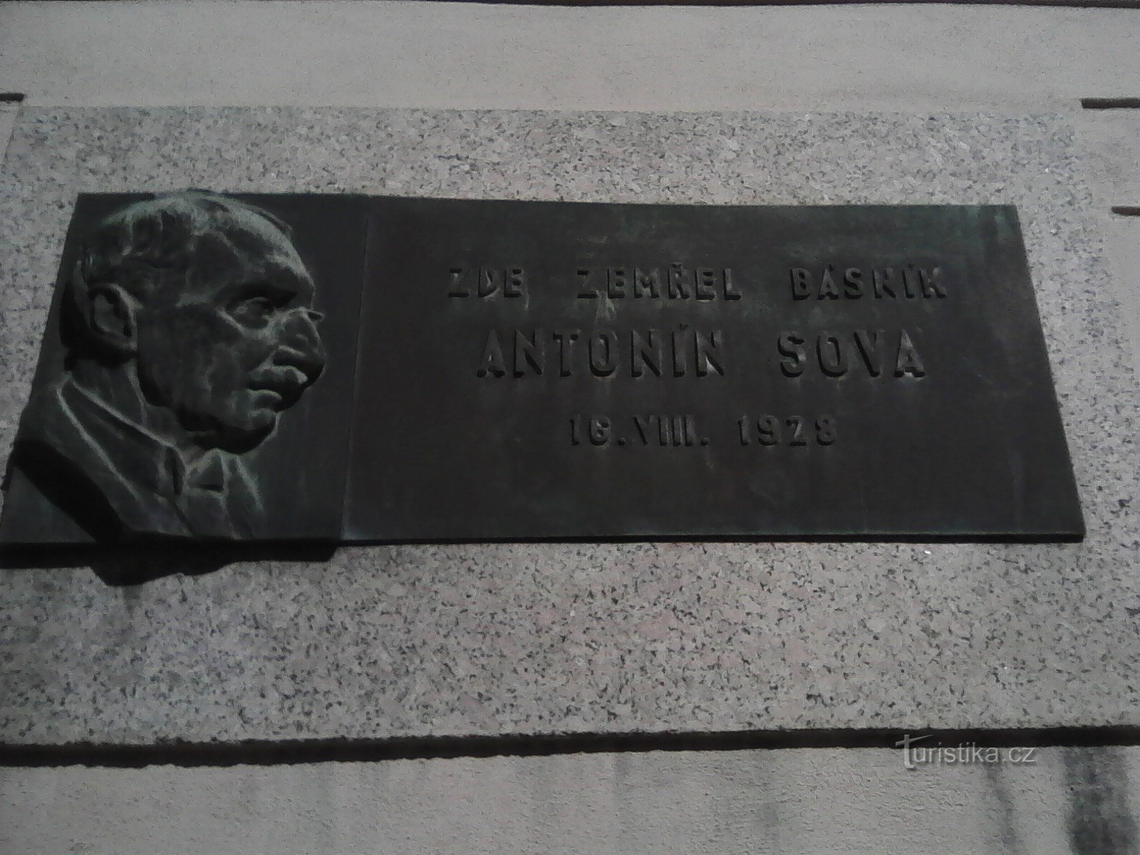 1. Placa conmemorativa a Antonín Sova, destacado natural de Pacov, en la calle del mismo nombre.