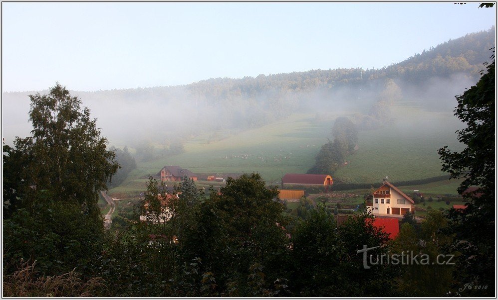 1-Petříkovice en la niebla de la mañana