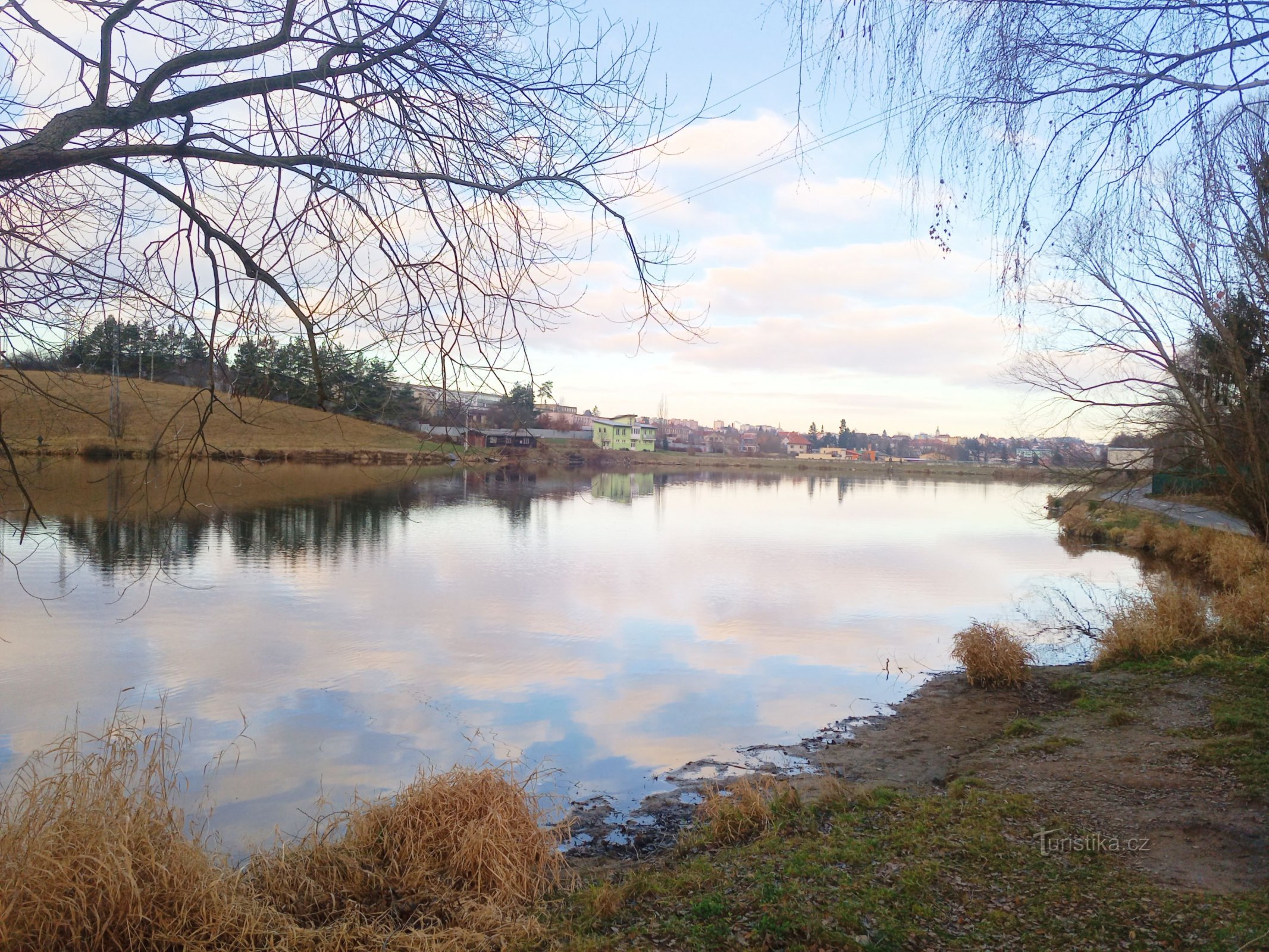 1. Vista di Sedlčany attraverso la diga