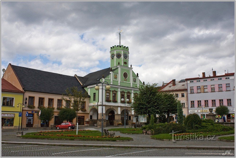 1-Police nad Metují, plac