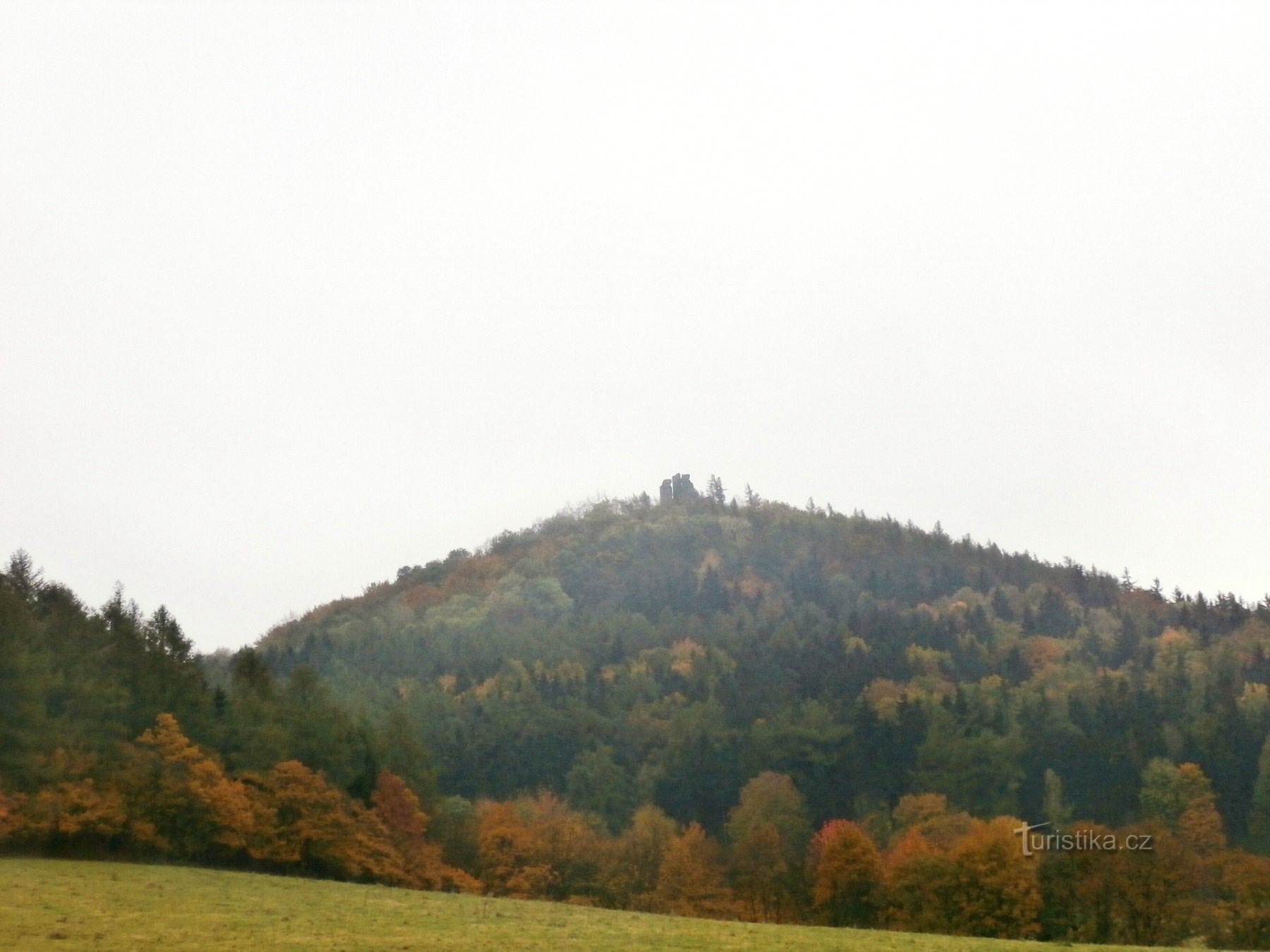 1. Wir erreichen die Burg Šumburk – sie liegt im Dunst