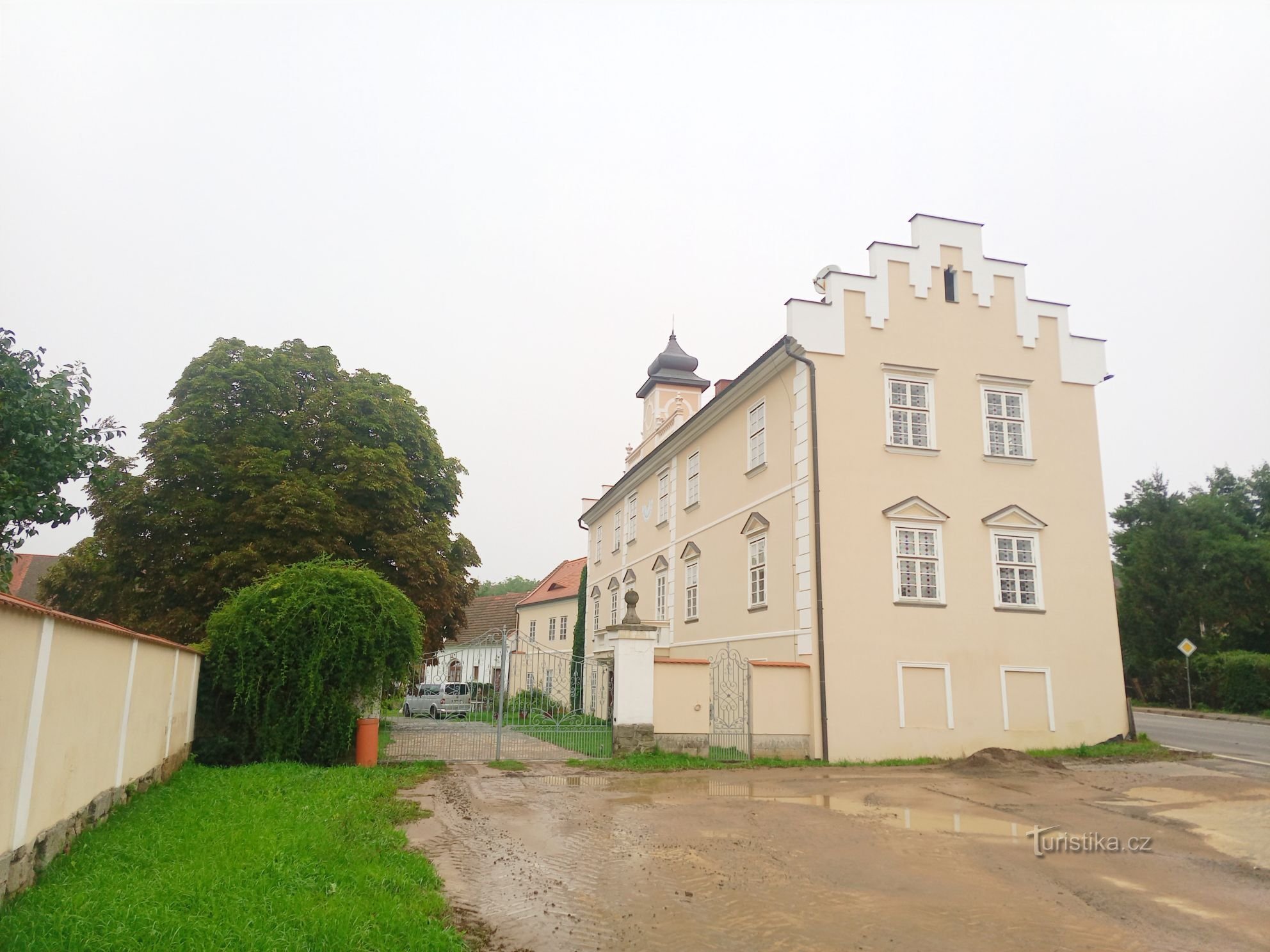 1. Castelo renascentista em Kňovice do início do século XVII. Um edifício retangular de dois andares com tr