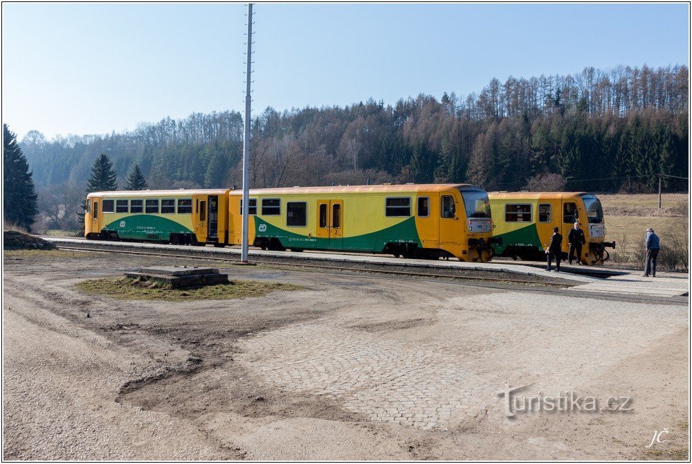 1-Rovensko pod Troskami, estação ferroviária