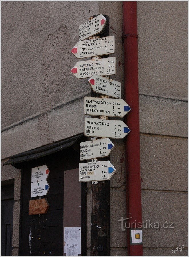 1- Rozcestí na náměstí v Malých Svatoňovicích