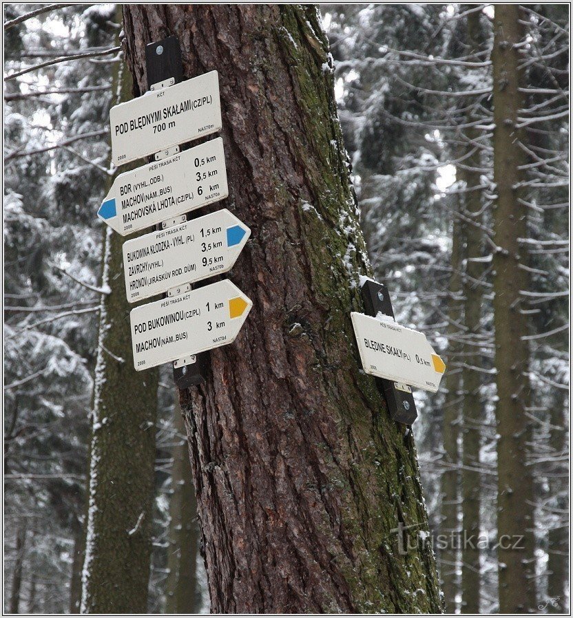 1-Kreuzung unter den blassen Felsen