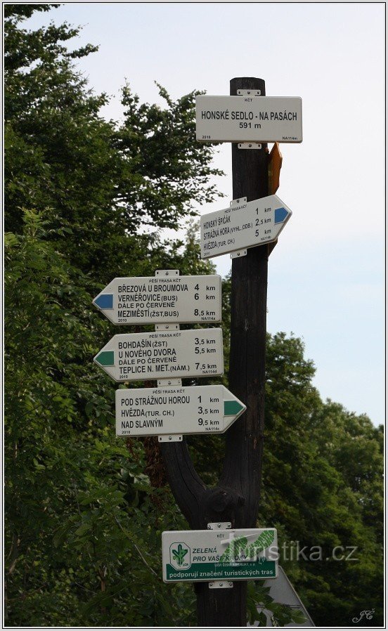 1-Signpost on Honské sedlo