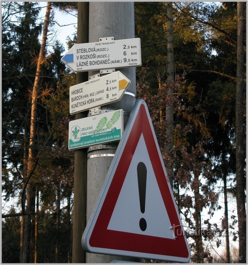 1-wegwijzer op station Stéblová