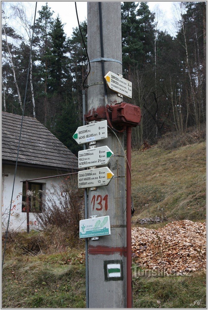 1-Wegweiser in Česká Čermná nahe der Grenze