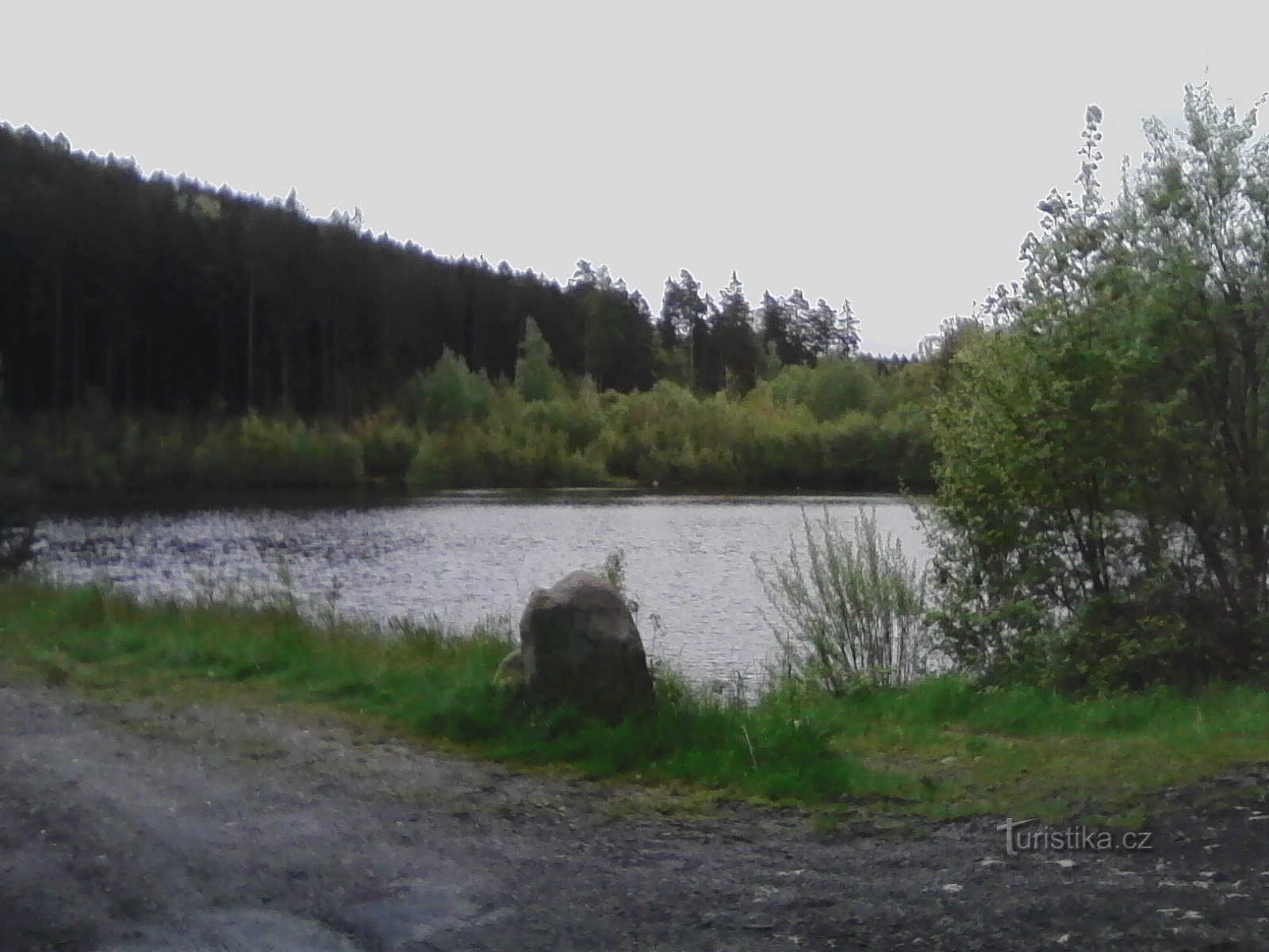 1. Jetřichovice 近くの Musík 池は、有名な同名の池よりもはるかに小さいです。
