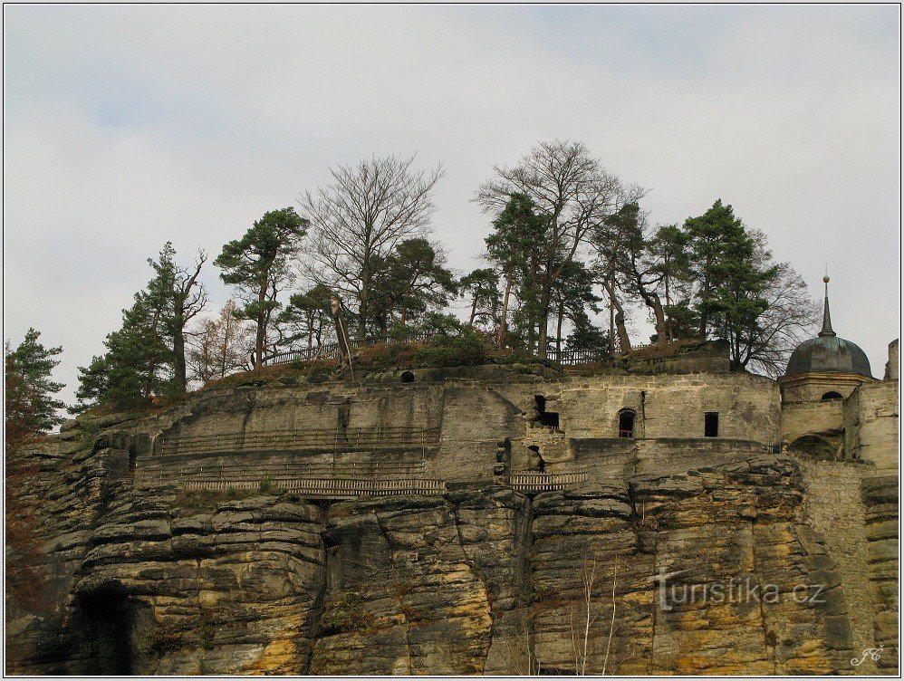 1-Castillo de roca Sloup en Bohemia