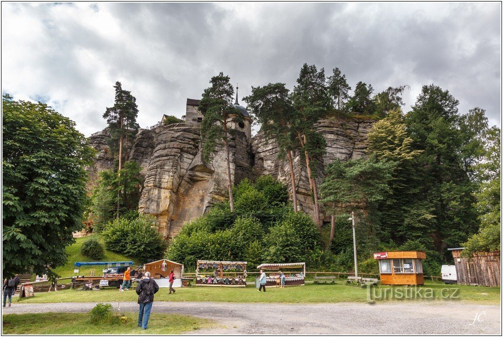 1-Sloup Felsenburg in Böhmen und der Parkplatz darunter